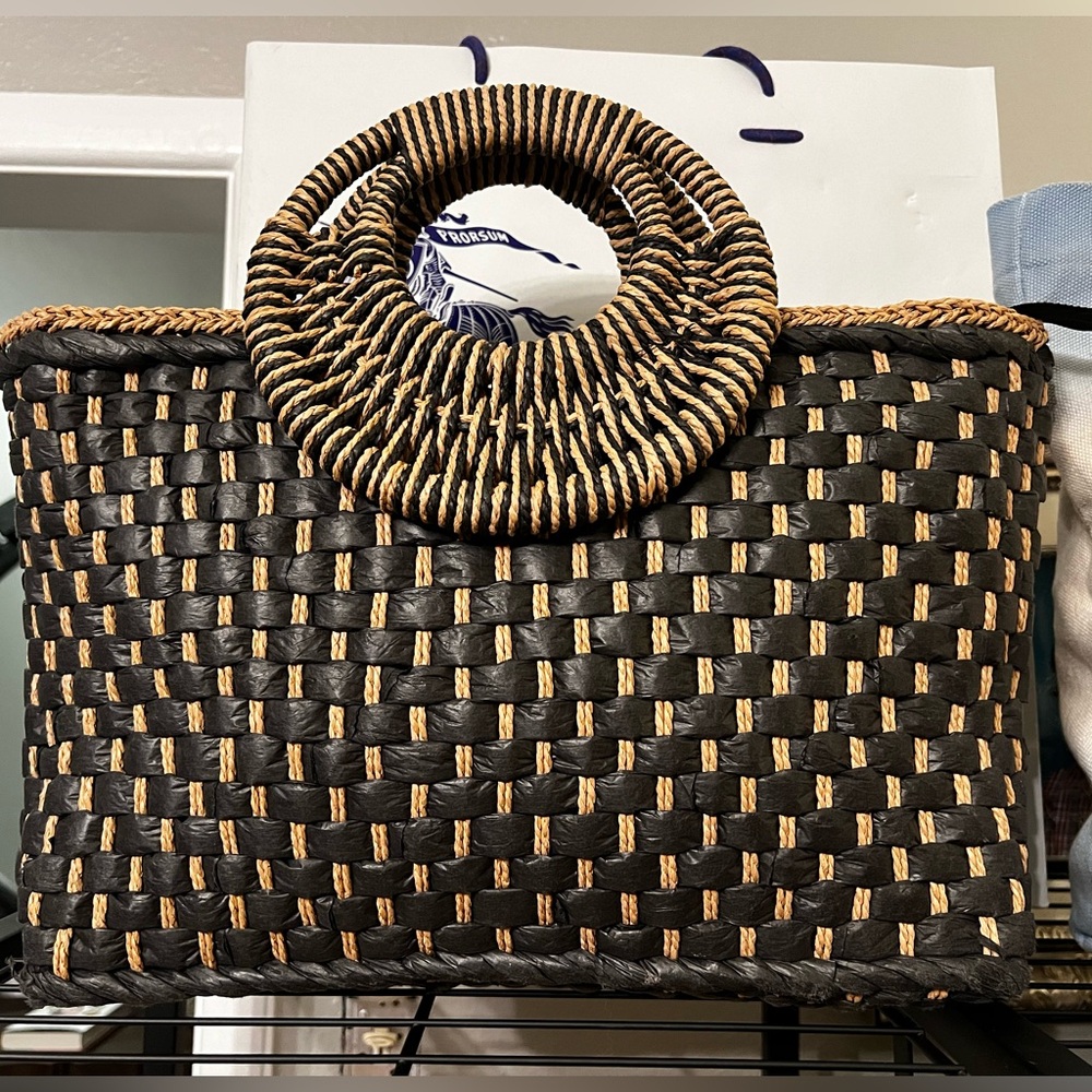 Navy & Tan Raffia handlebag woven in an eye-catching design. Like-New condition.